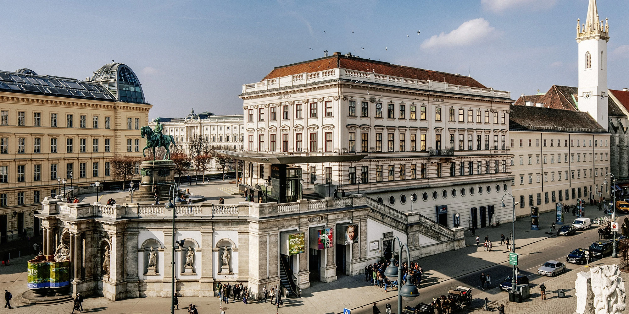 Städtisches Panorama mit Blick auf die klassizistische Albertina in Wien, flankiert von historischen Gebäuden