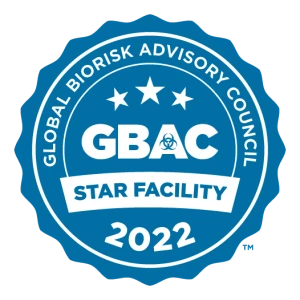 Blaues Qualitätssiegel des Global Biorisk Advisory Council (GBAC) mit drei Sternen und der Aufschrift „Star Facility 2022“, umgeben von einem wellenförmigen Rand.
