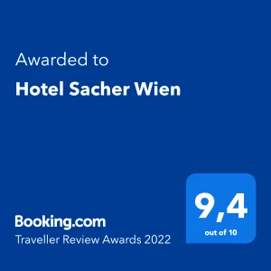 Auszeichnung von Booking.com für das Hotel Sacher Wien mit einer Bewertung von 9,4 von 10 Punkten bei den Traveller Review Awards 2022, gestaltet auf blauem Hintergrund mit weißer Schrift.