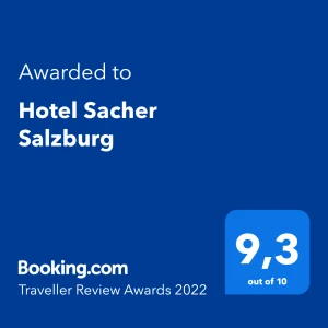 Auszeichnung von Booking.com für das Hotel Sacher Salzburg mit einer Bewertung von 9,3 von 10 Punkten bei den Traveller Review Awards 2022, gestaltet auf blauem Hintergrund mit weißer Schrift.