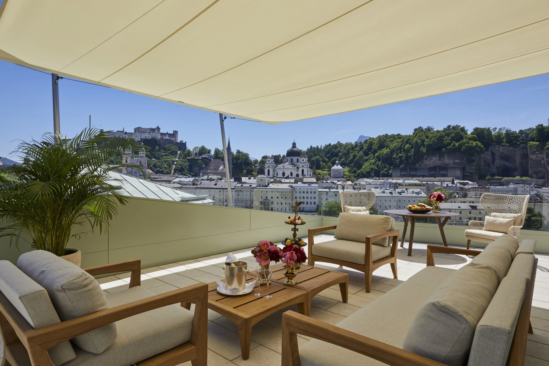 Terrasse der Sacher Sky Suite mit Ausblick auf die Altstadt Salzburgs