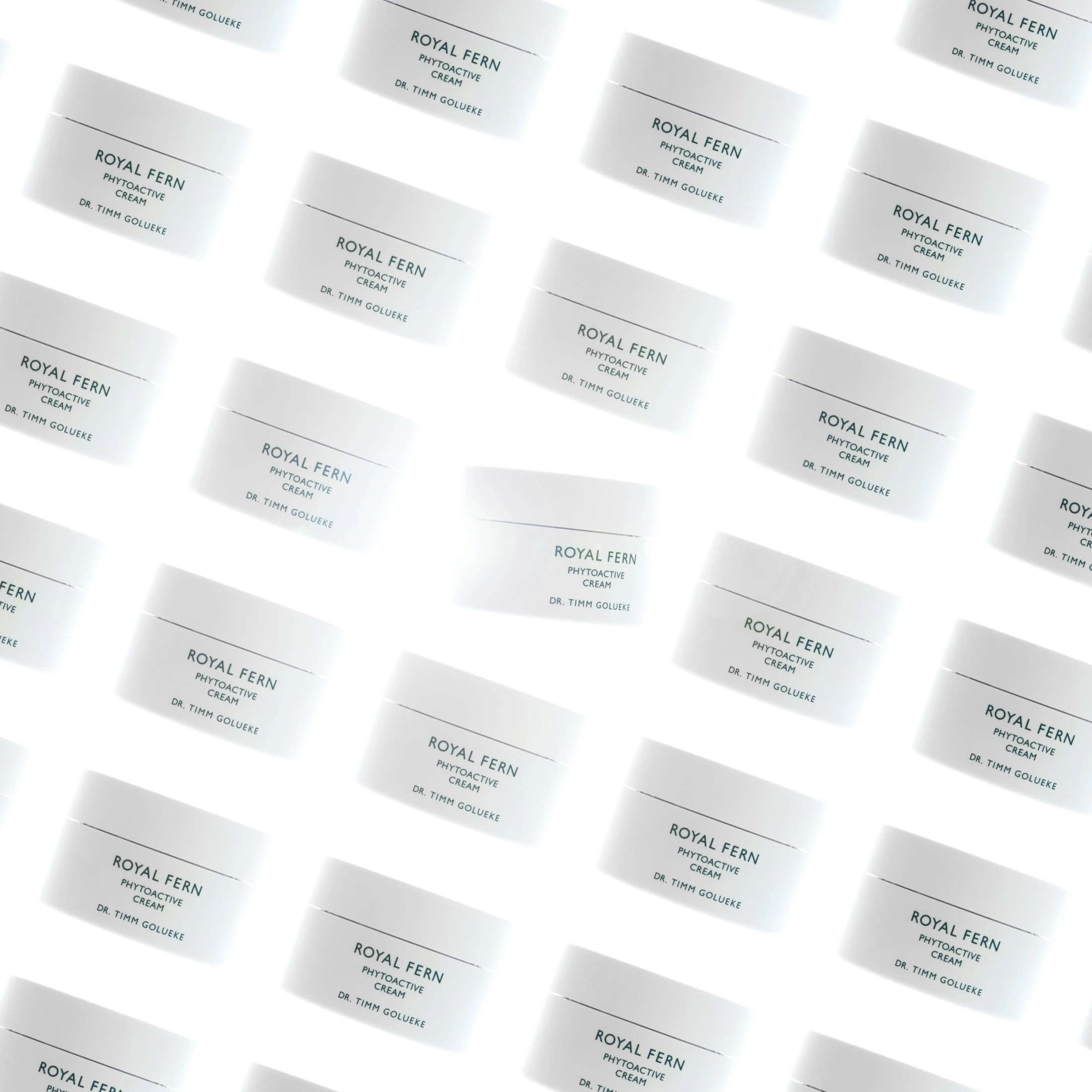 Mehrfach angeordnete Royal Fern Phytoactive Creams in schrägem Raster auf hellem Hintergrund, luftig und dynamisch inszeniert.