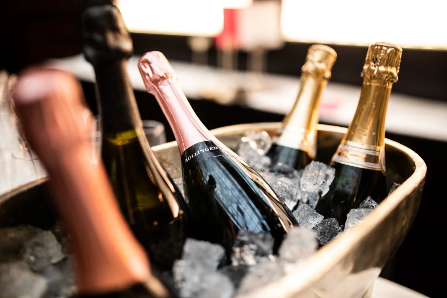 Elegante Champagnerkühlschale aus Metall, die mit Eiswürfeln gefüllt ist