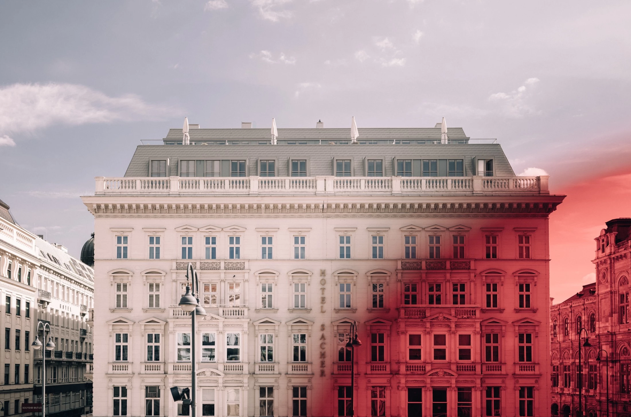 Hotel Sacher Wien an einem schönen Sommertag