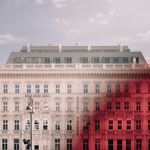 Hotel Sacher Wien an einem schönen Sommertag