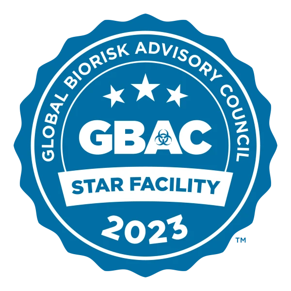 Ein rundes blaues Qualitätssiegel des „Global Biorisk Advisory Council (GBAC)“. Im Zentrum steht groß „GBAC“ mit einem Biohazard-Symbol im Buchstaben „A“. Darüber sind drei Sterne, darunter steht: „Star Facility 2023“. Dieses Siegel kennzeichnet Einrichtungen, die besonders hohe Standards in Sachen Reinigung, Desinfektion und Infektionsprävention erfüllen.