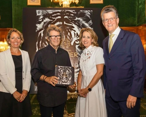 (Von rechts nach links) Georg Gürtler, Alexandra Winkler, Robert Longo sowie eine weitere Dame bei einer Veranstaltung im Hotel Sacher - im Restaurant Grüne Bar. Robert Longo, bekannter amerikanischer Künstler, hält das von ihm gestaltete Cover der exklusiven 