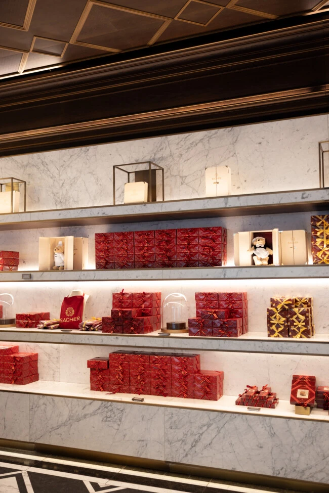 Sacher Confiserie mit Sacher-Torten-Präsentation zur Osterzeit