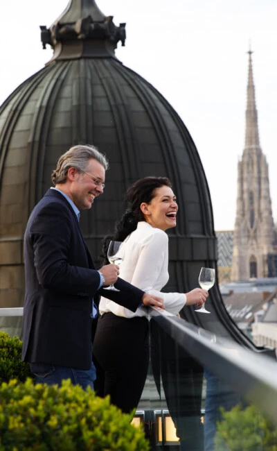 Genussvolle Momente über den Dächern Wiens – mit Blick auf den Stephansdom wird ein Glas Wein zum Erlebnis.