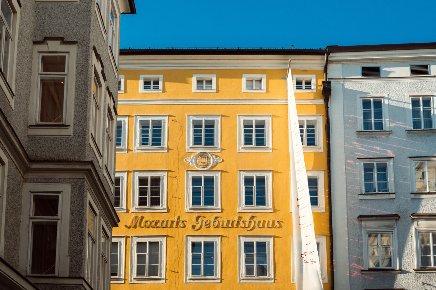 Das gelbe Gebäude, in dem Mozart geboren wurde