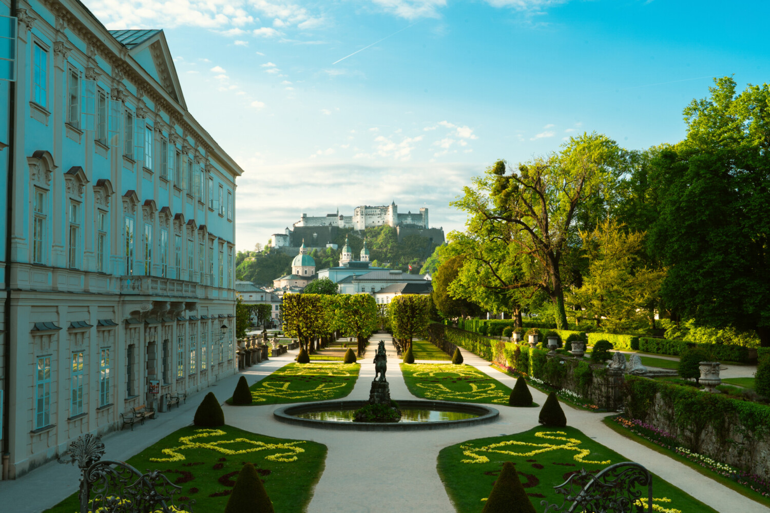 Der Mirabellplatz, umgeben von grüner Natur.
