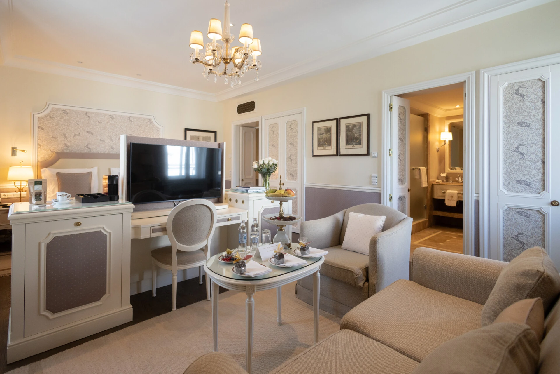 Suite im Hotel Sacher mit Schlafbereich, Sitzgruppe, Frühstückstisch, Schreibtisch und Zugang zum Badezimmer