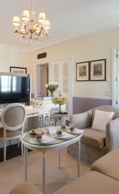 Suite im Hotel Sacher mit Schlafbereich, Sitzgruppe, Frühstückstisch, Schreibtisch und Zugang zum Badezimmer