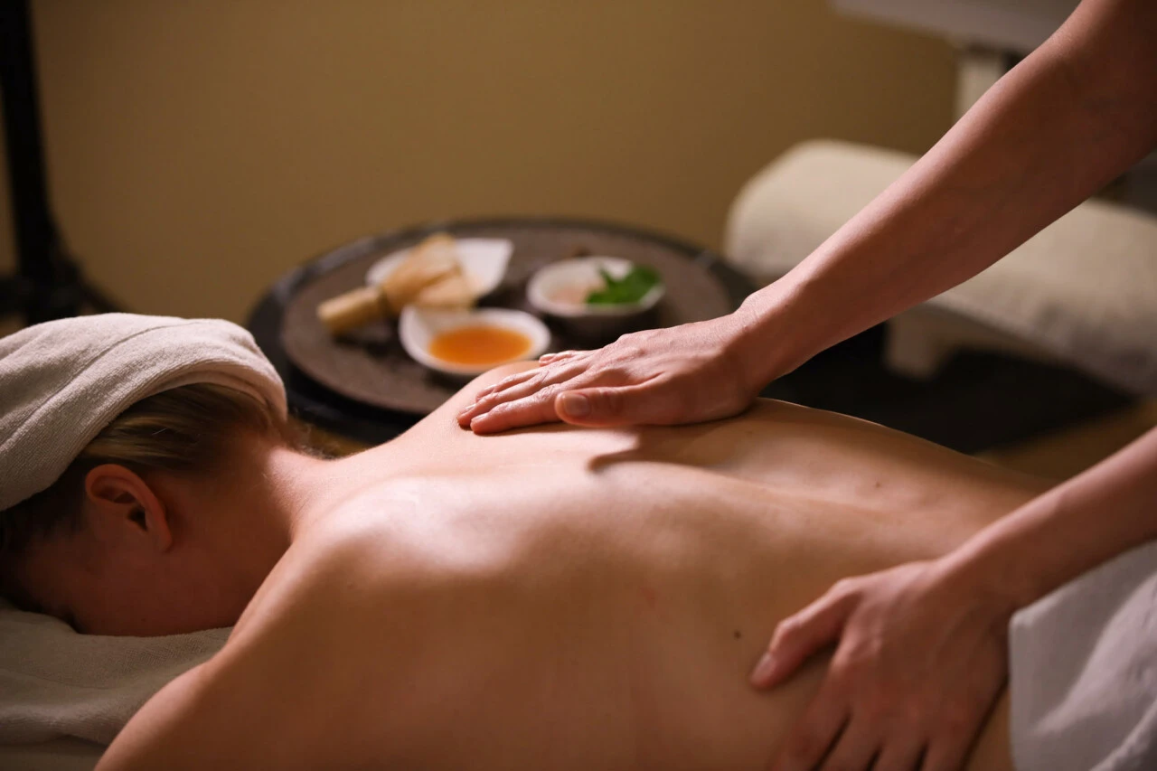 Entspannende Rückenmassage in ruhiger Spa-Atmosphäre mit wohltuenden Ölen und natürlichen Essenzen.