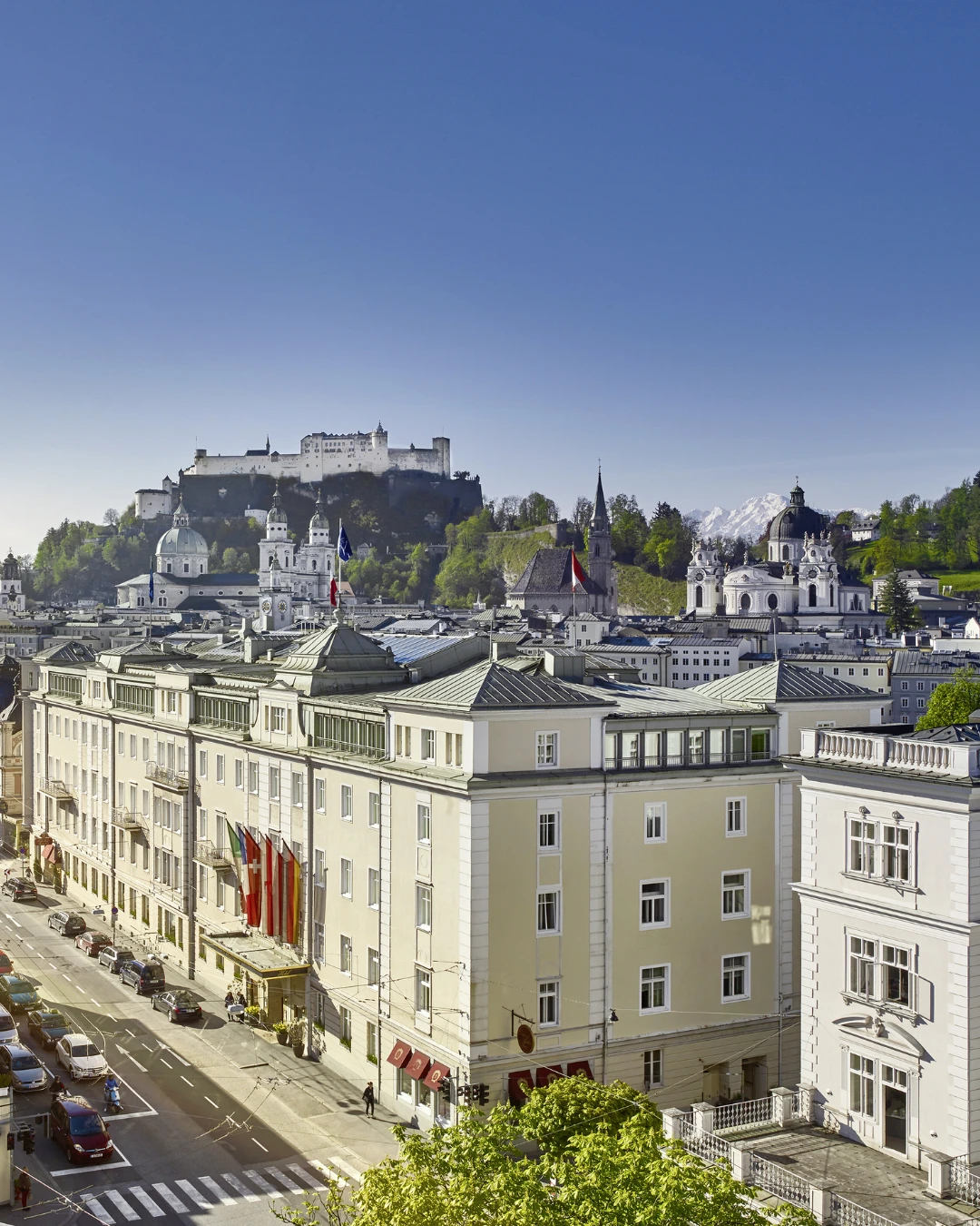 Panorama vom Hotel Sacher Salzburg mit Festung Hohensalzburg, historischen Dächern und Bergkulisse im Hintergrund