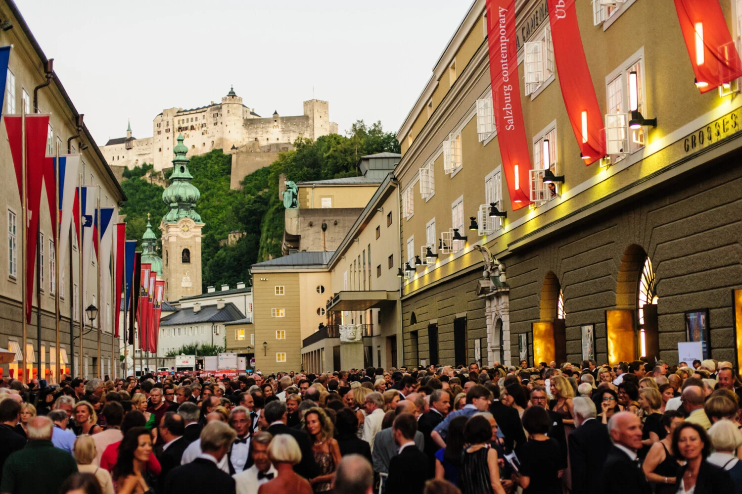 Gäste sind versammelt vor dem Großen Festspielhaus in Salzburg