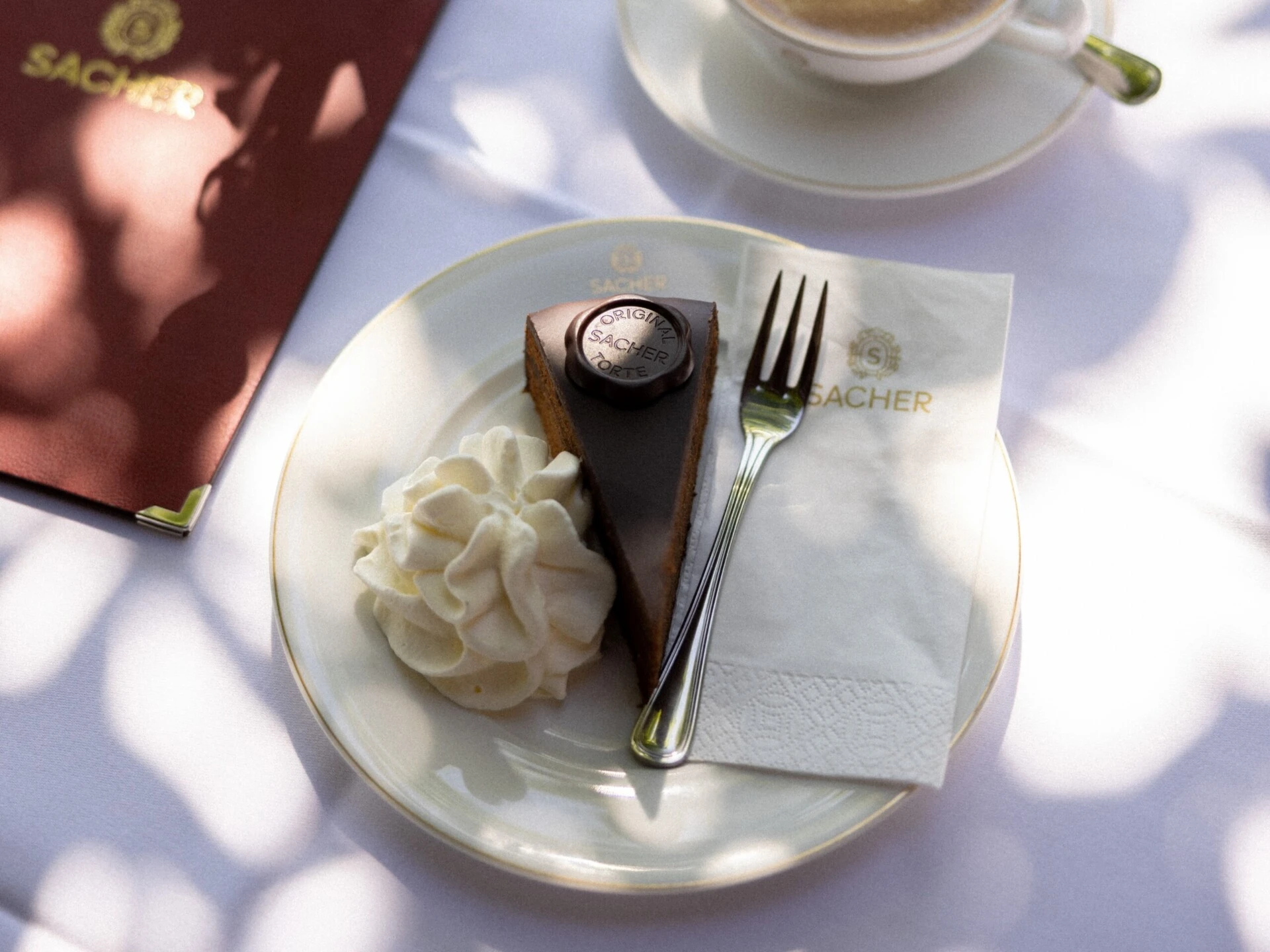 Die Original Sacher-Torte auf einem Tisch mit Sonnenstrahlen