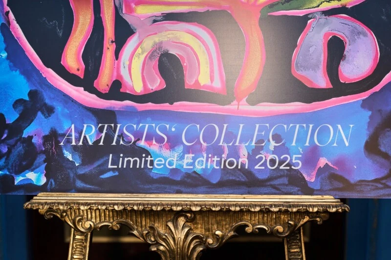 sacher-artists-collection-2025- Nahaufnahme der Aufschrift Artists’ Collection Limited Edition 2025 auf der Sacher-Tortenverpackung