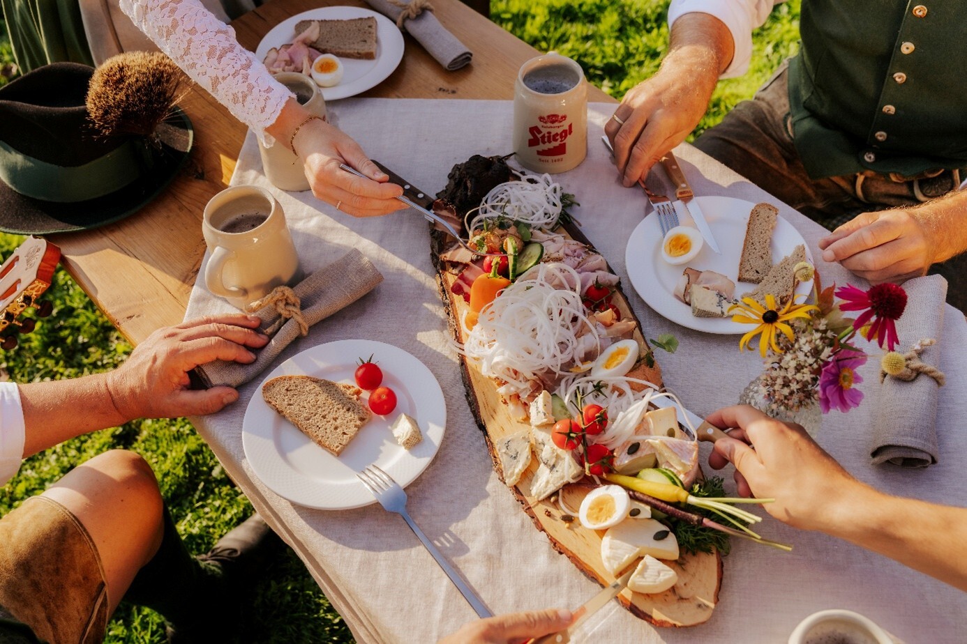 Traditionelle Brettljausn in Salzburg mit Käse, Schinken, Eiern und Gemüse – typisch österreichische Jause im Freien.