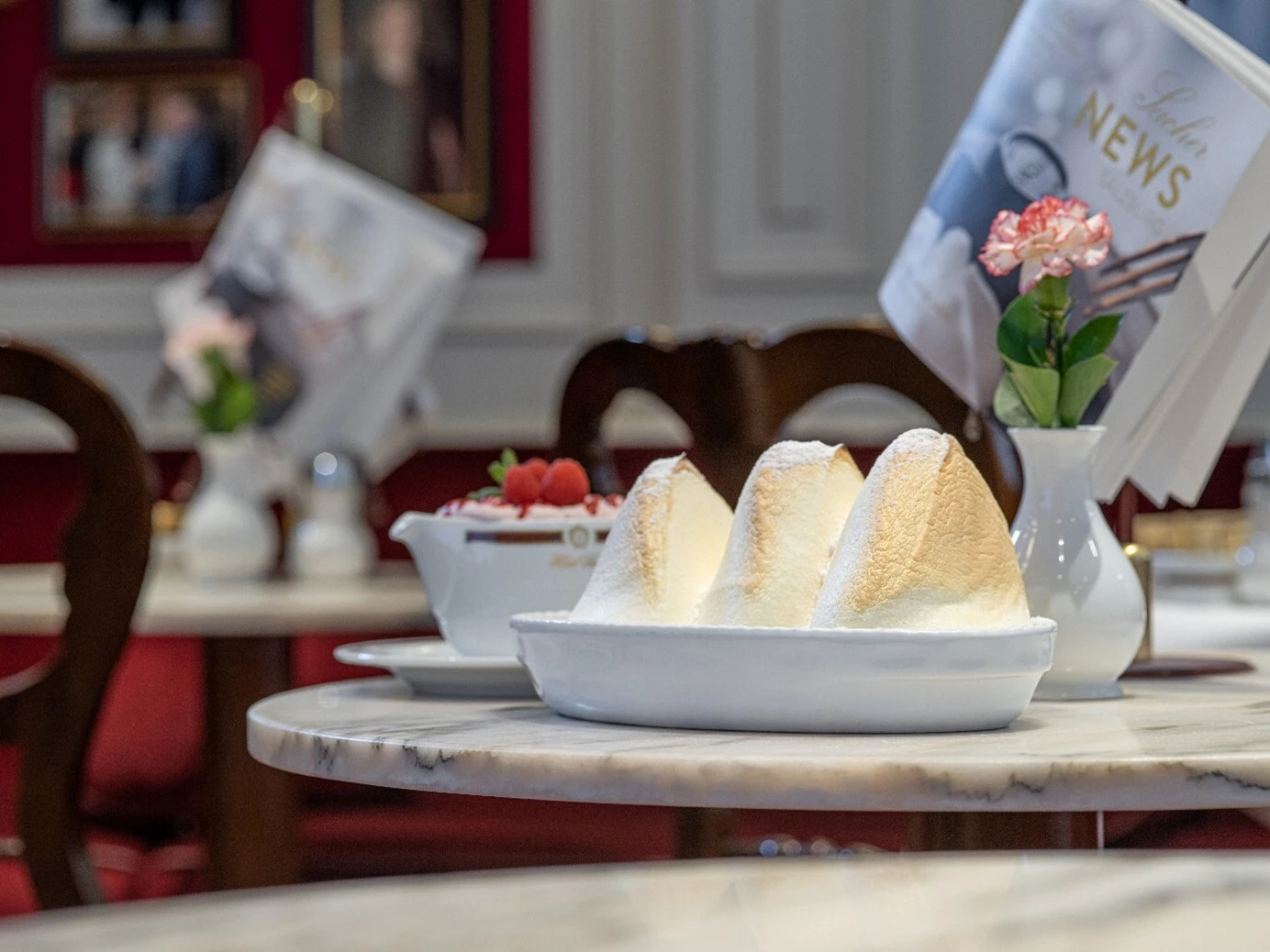 Salzburger Nockerl im Café Sacher Salzburg – das berühmte Soufflé-Dessert mit Himbeerobers.