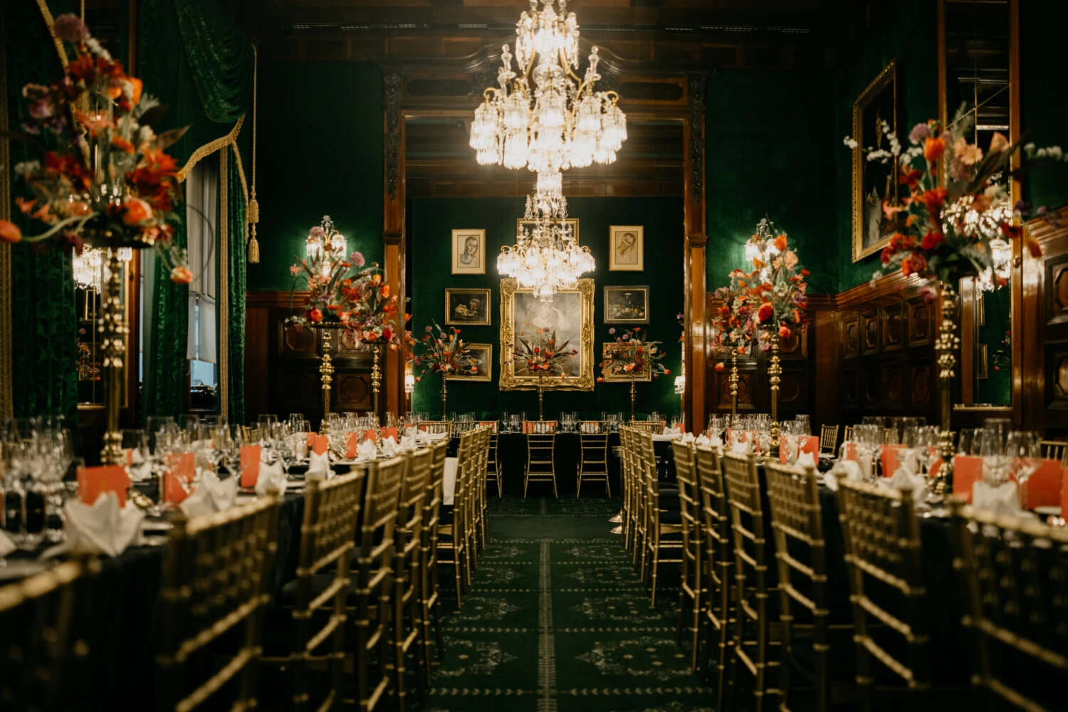 Festlich geschmückter Saal mit Kronleuchtern und gedeckten Tafeln für den Wiener Opernball in klassisch-elegantem Ambiente