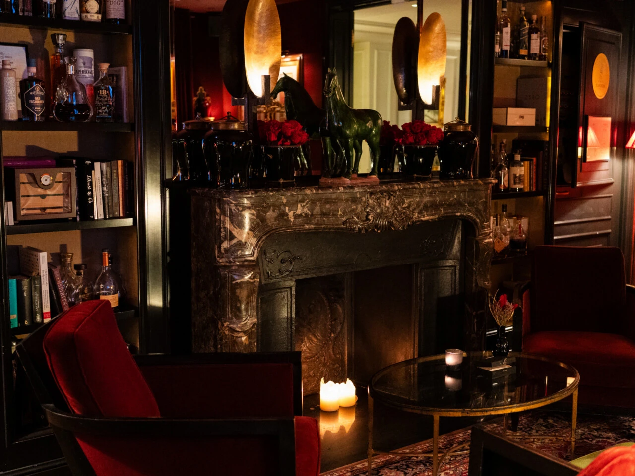 Prunkvoller Marmorkamin mit brennenden Kerzen,