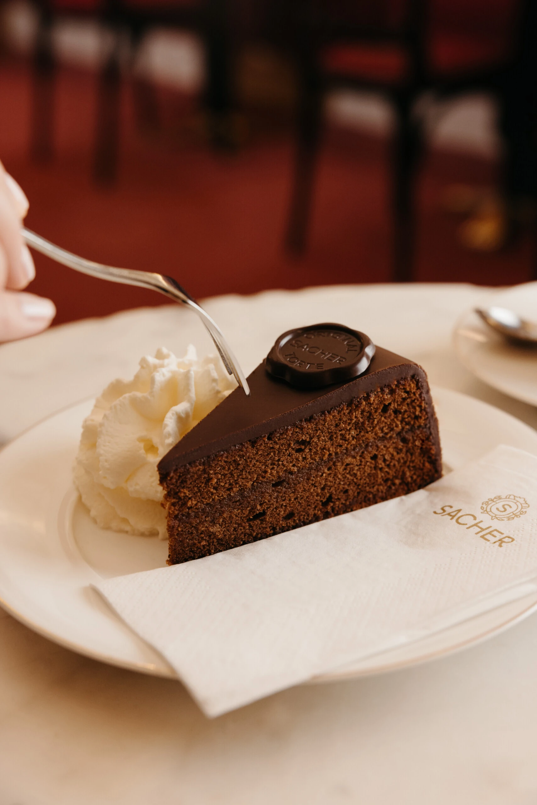 Ein Stück Original Sacher-Torte mit Schlagobers