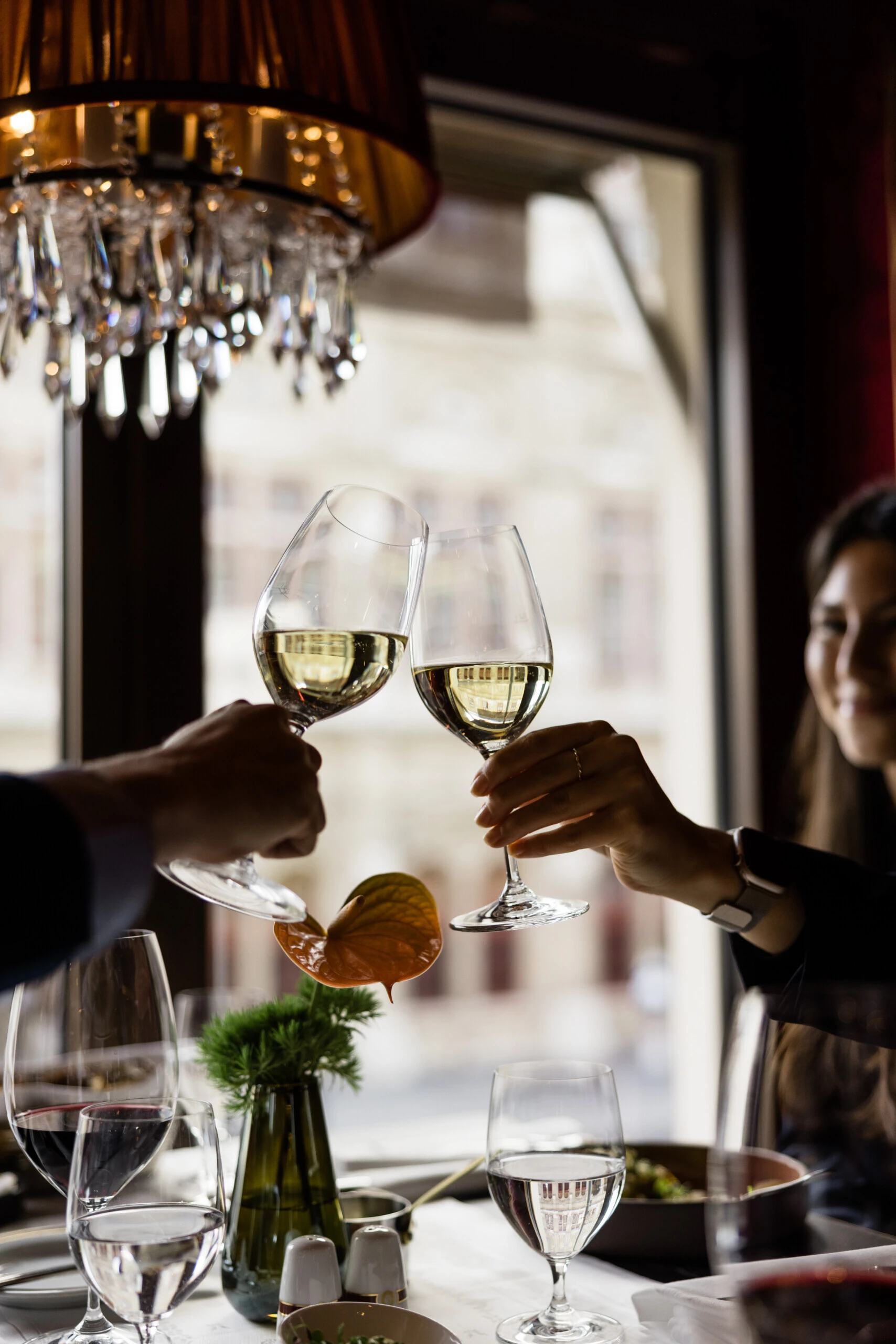 Café Bel Étage, Moodbild, wie zwei Leute mit einem Glas Wein anstoßen