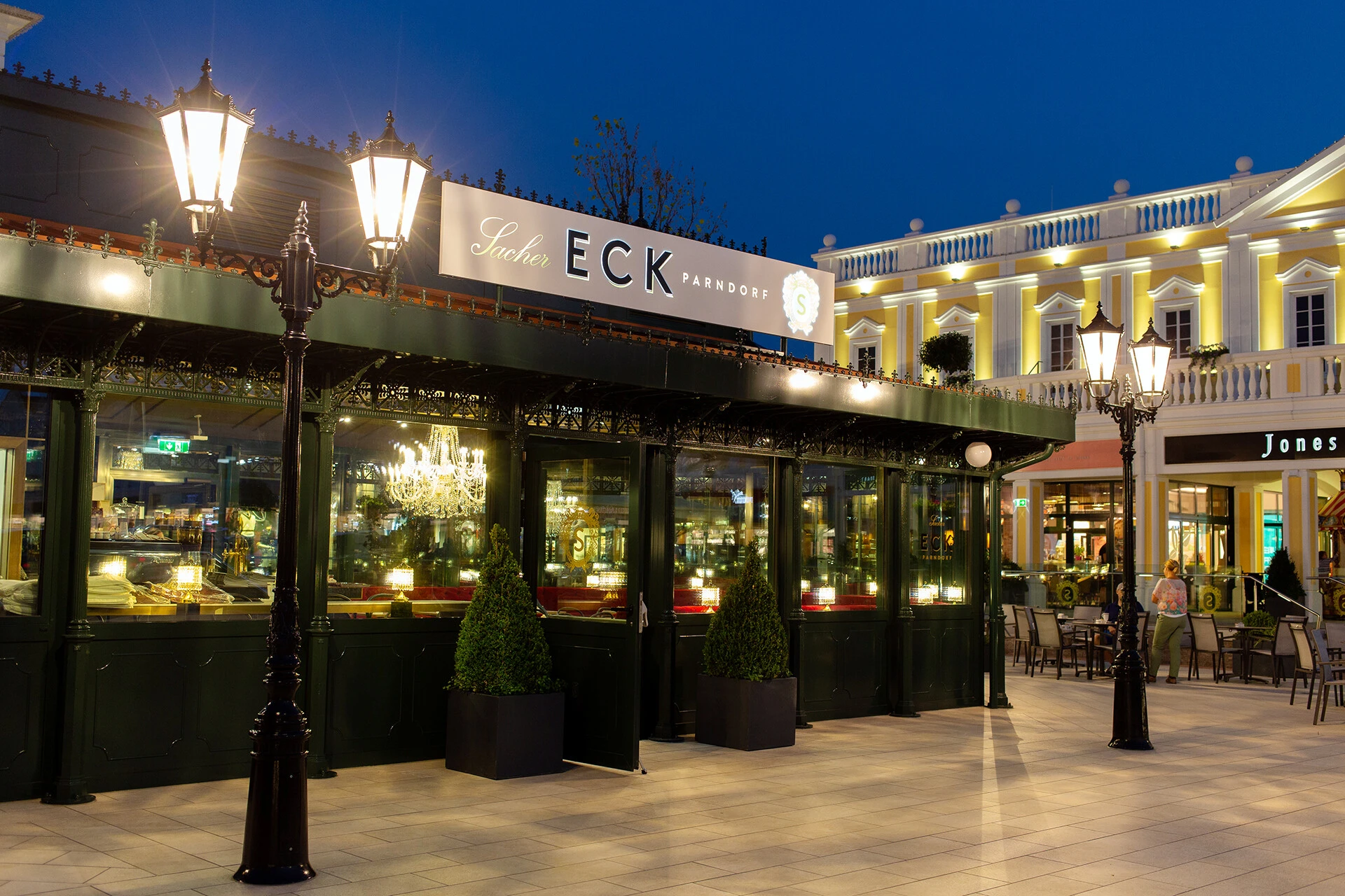 Café Sacher Parndorf, Außenansicht
