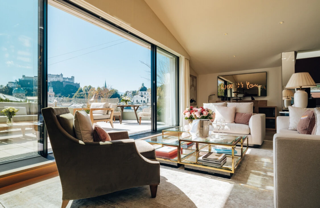 Luxuriöse Suite im Hotel Sacher Salzburg mit Terrasse, Blick auf die Altstadt und stilvollem Wohnbereich