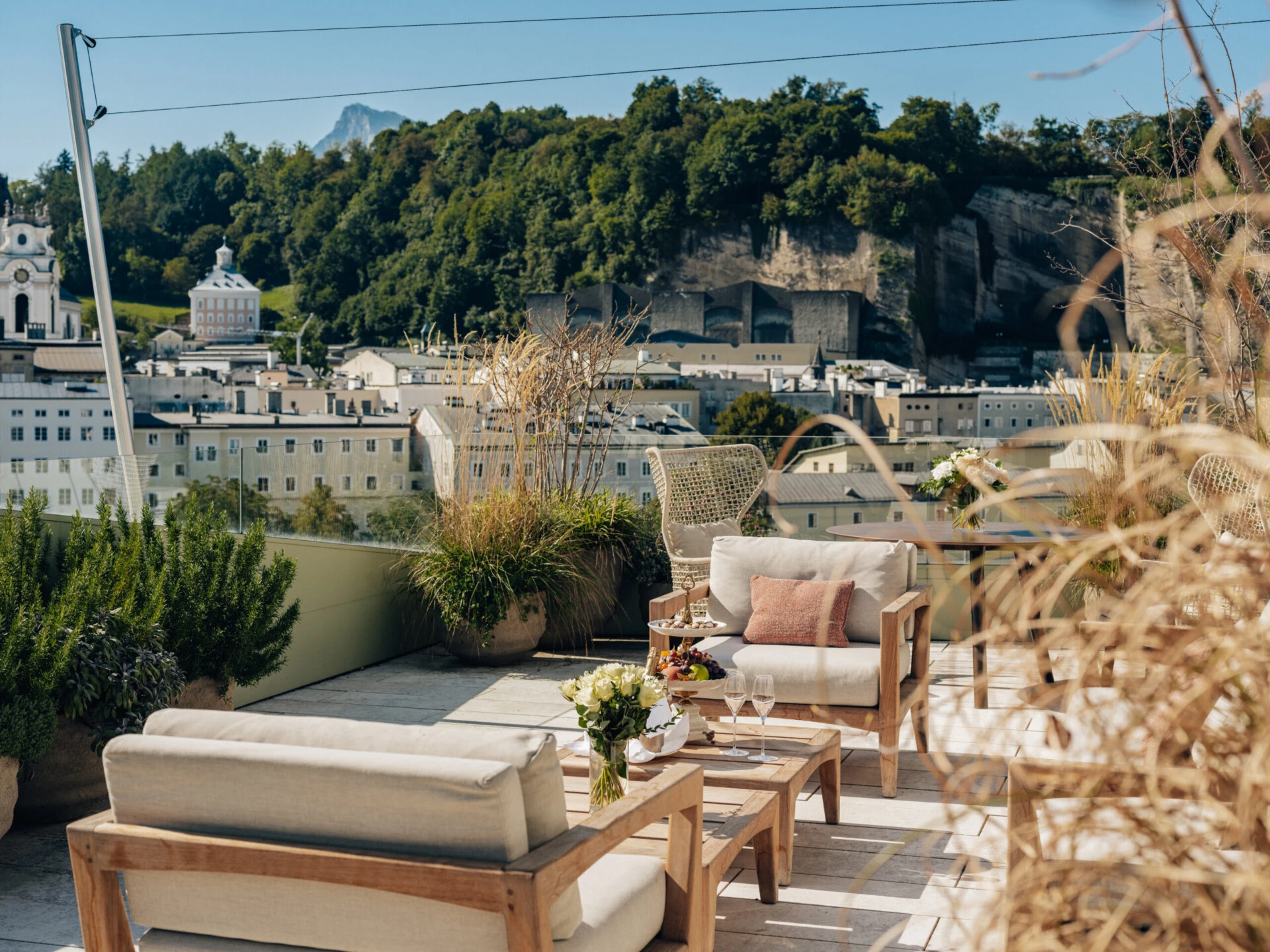 Gemütlich, luxuriöse Terrasse der Sky Suite mit schönen Balkonmöbeln und mit Ausblick auf die Altstadt von Salzburg.