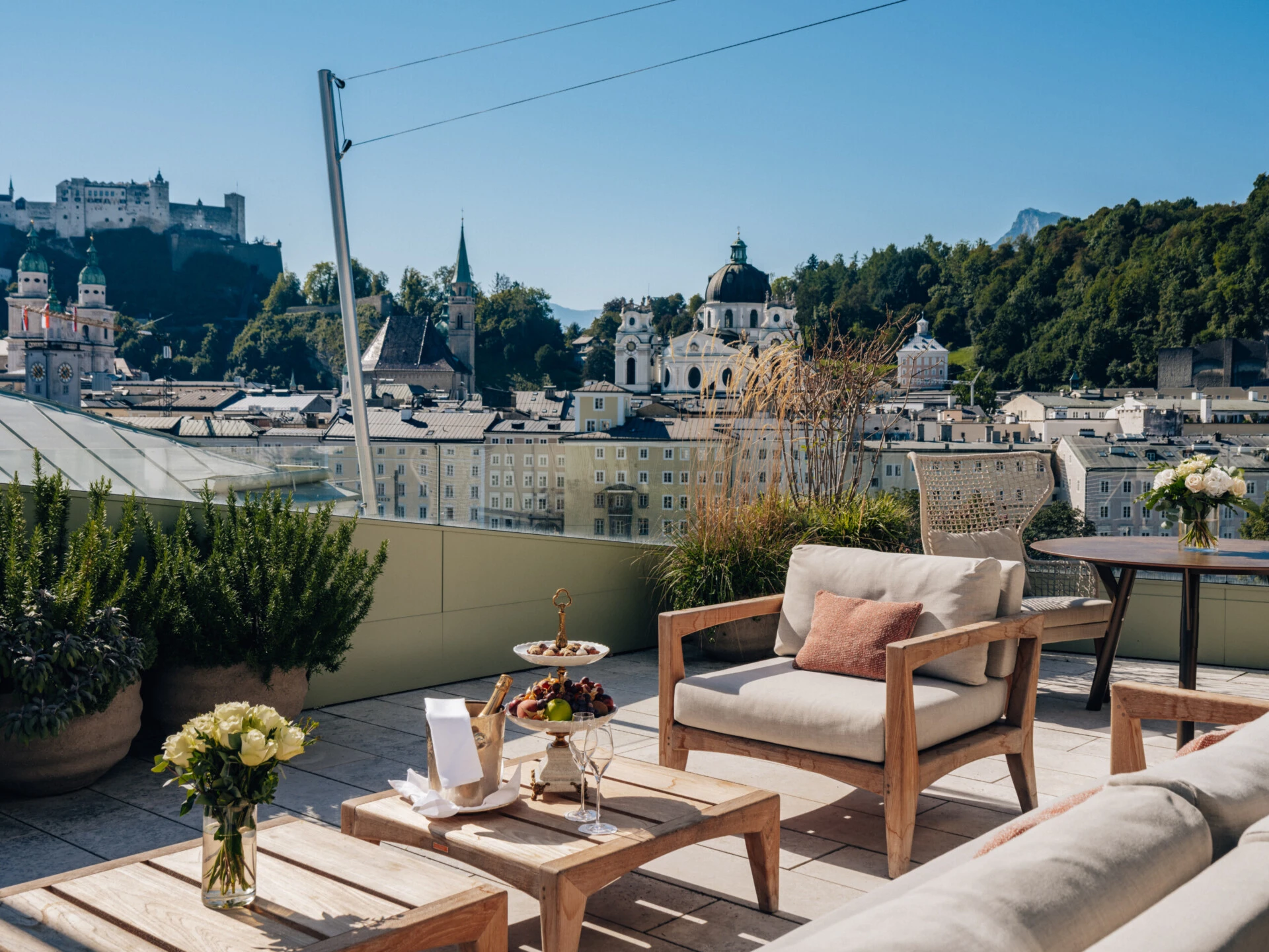 Gemütlich, luxuriöse Terrasse der Sky Suite mit schönen Balkonmöbeln und mit Ausblick auf die Altstadt von Salzburg.