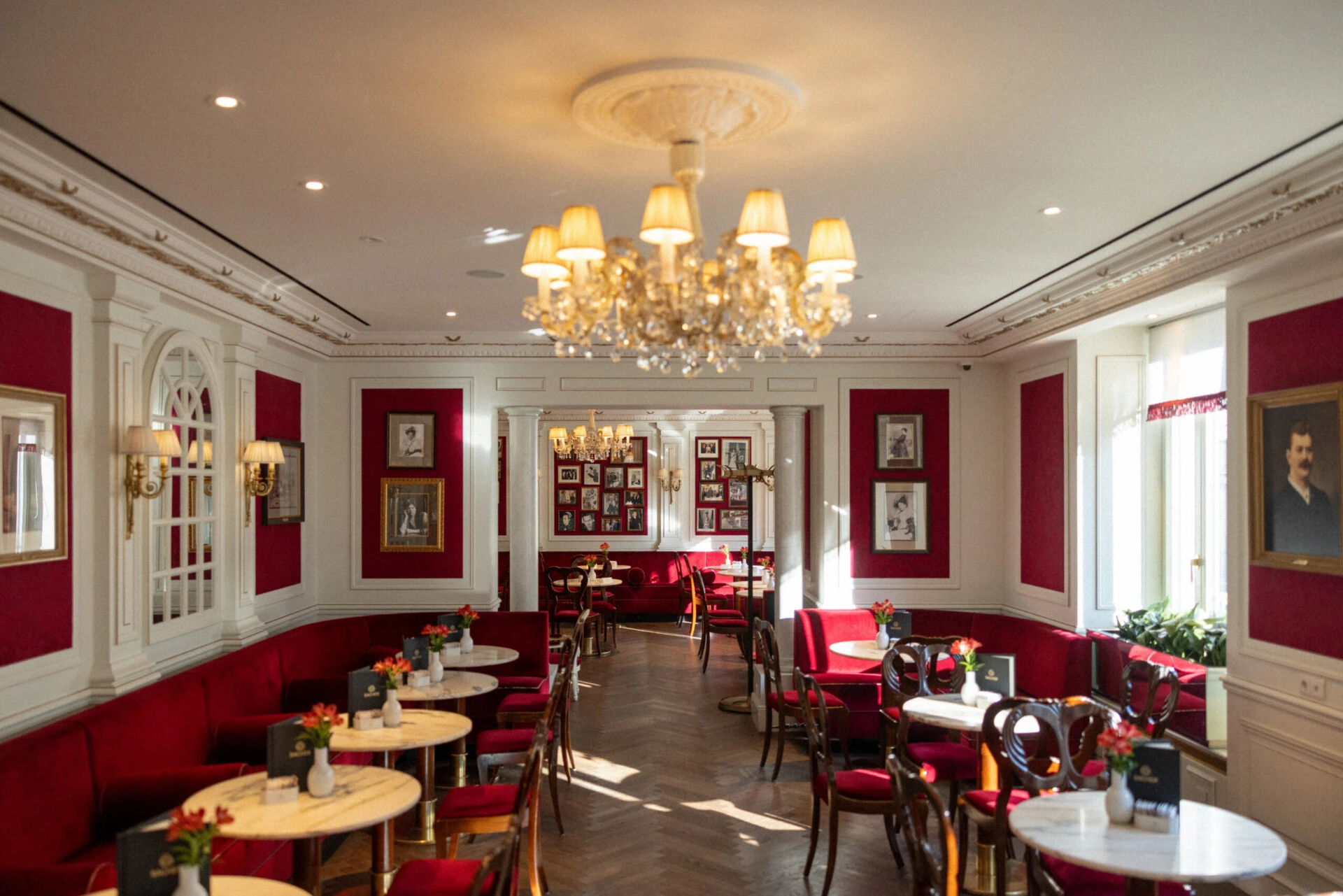 Klassischer Cafébereich im Hotel Sacher Salzburg mit Kronleuchter und eleganter Raumgestaltung