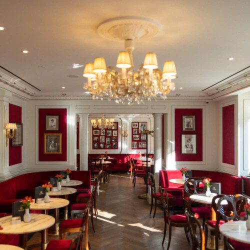 Klassischer Cafébereich im Hotel Sacher Salzburg mit Kronleuchter und eleganter Raumgestaltung