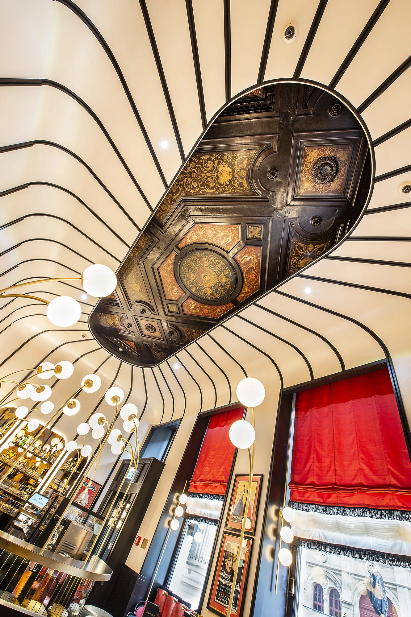 Extravagantes Decken-Design mit einem antik anmutenden, kunstvoll bemalten Deckenelement im Zentrum, umrahmt von modernen, geschwungenen Linien in Schwarz-Weiß-Kontrast