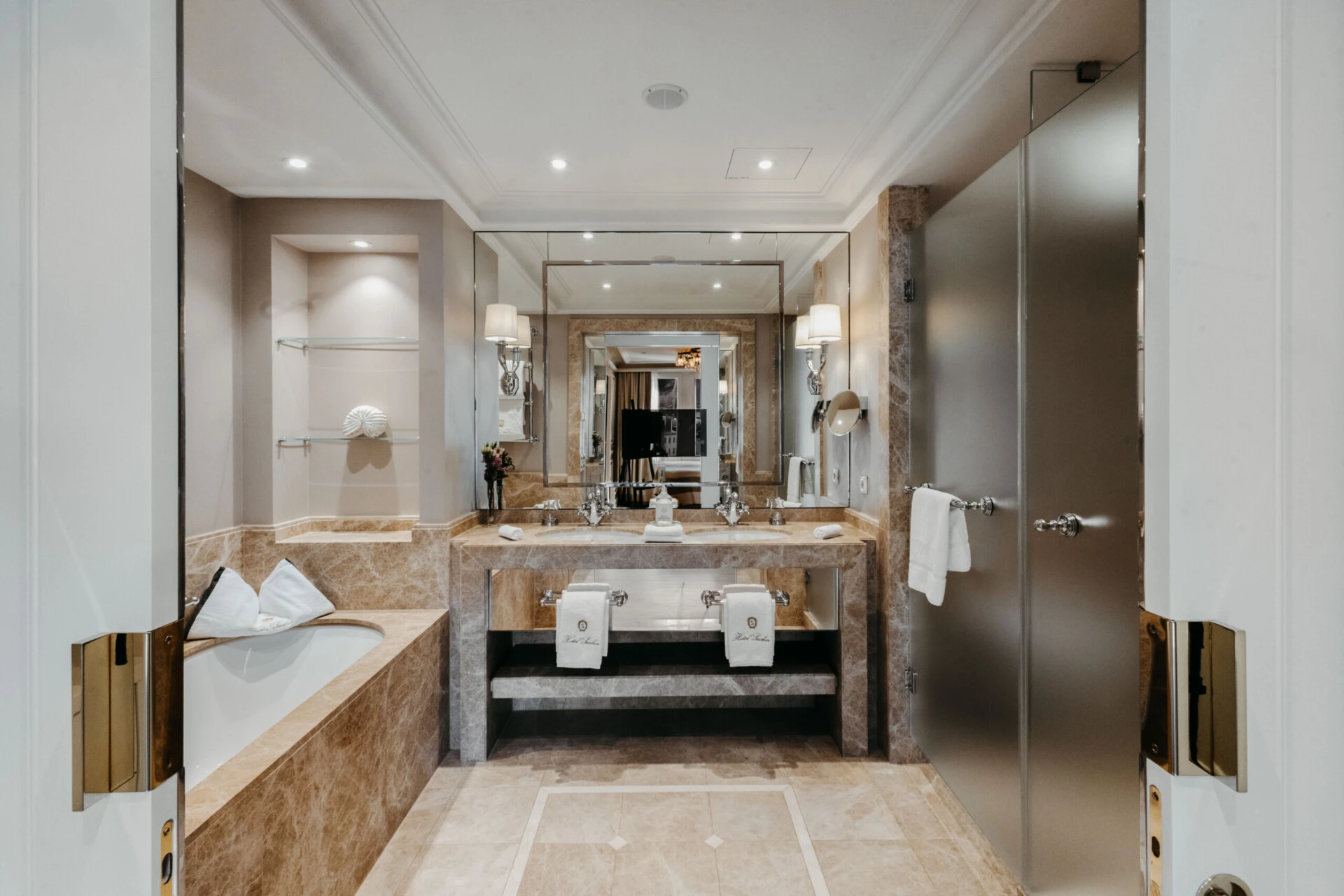 Wohnbereich der Signature Suite mit Balkon im Hotel Sacher Salzburg, mit Sofa, elegantem Tisch und Blick auf Salzburg