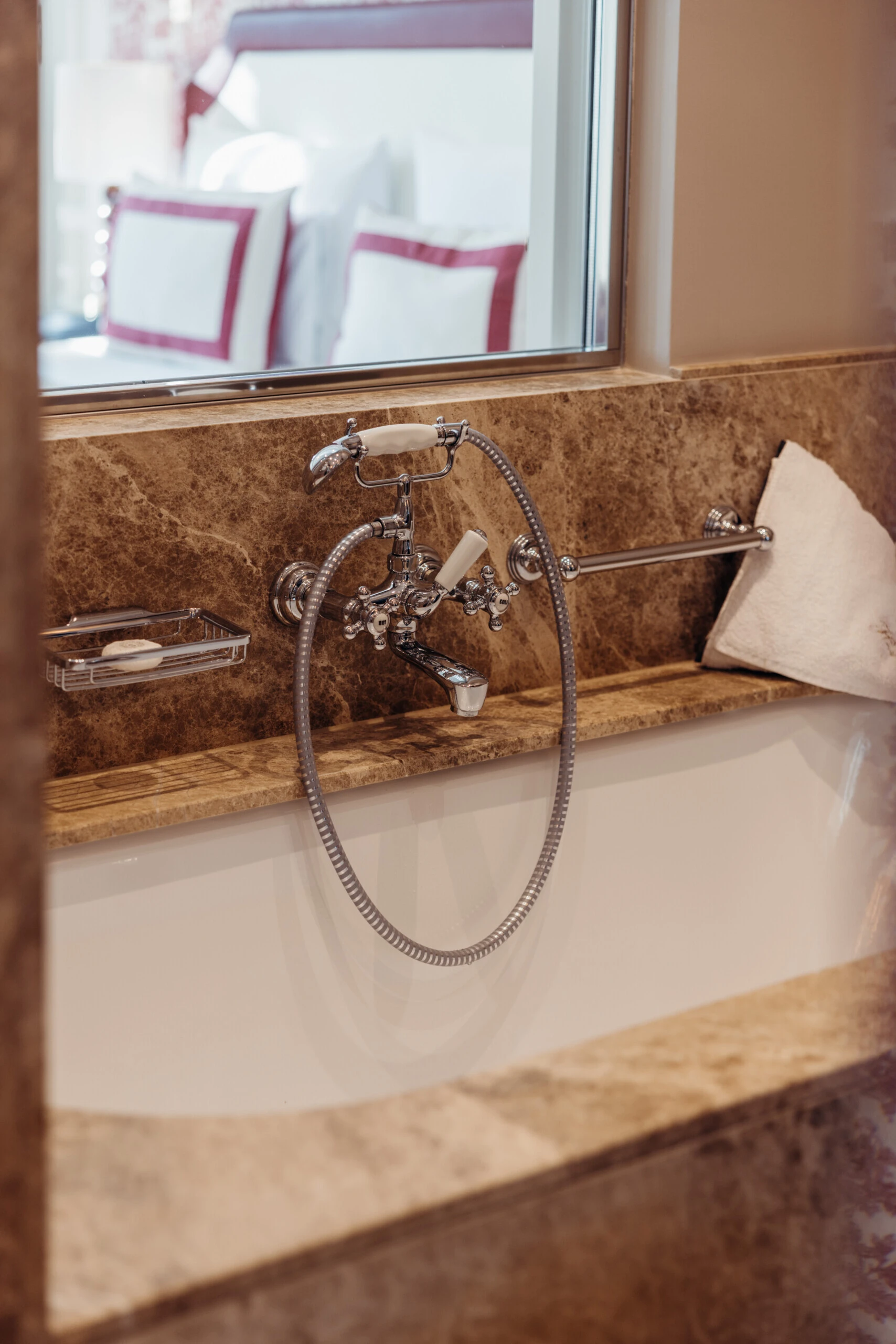 Nahaufnahme des Bads in der Familiensuite mit Ausblick im Hotel Sacher Salzburg mit Bett im Hintergrund