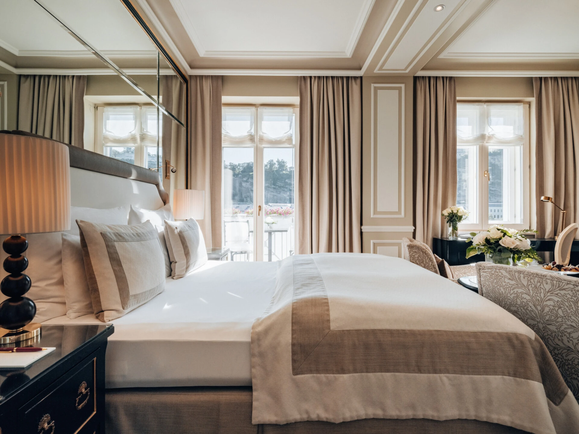 Helles Deluxe Zimmer mit Doppelbett und Blick ins Grüne und die Salzach.