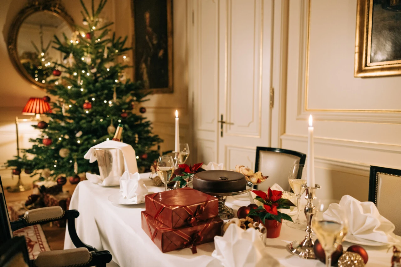 Zimmer im Hotel Sacher Wien mit Weihnachtsbaum und Original Sacher-Torte