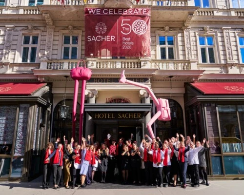Team des Hotel Sacher Wien feiert Platz 42 bei The World’s 50 Best Hotels 2026 vor dem Hoteleingang.