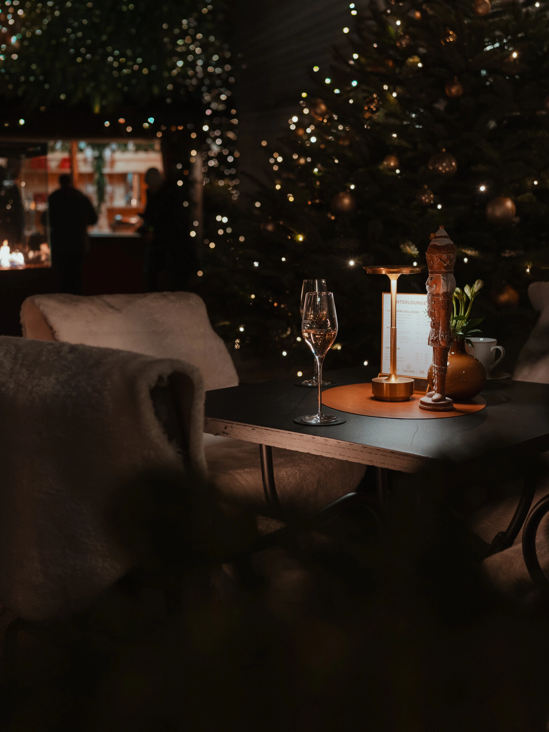 Gemütliche Lounge im Hotel Sacher zur Weihnachtszeit, stimmungsvolles Licht, festliche Details und eleganter Genussmoment
