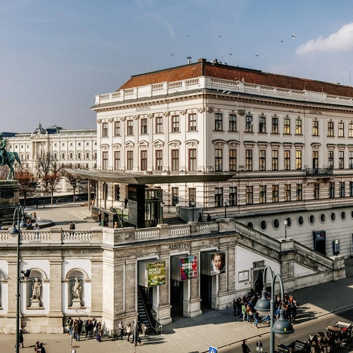 Städtisches Panorama mit Blick auf die klassizistische Albertina in Wien, flankiert von historischen Gebäuden