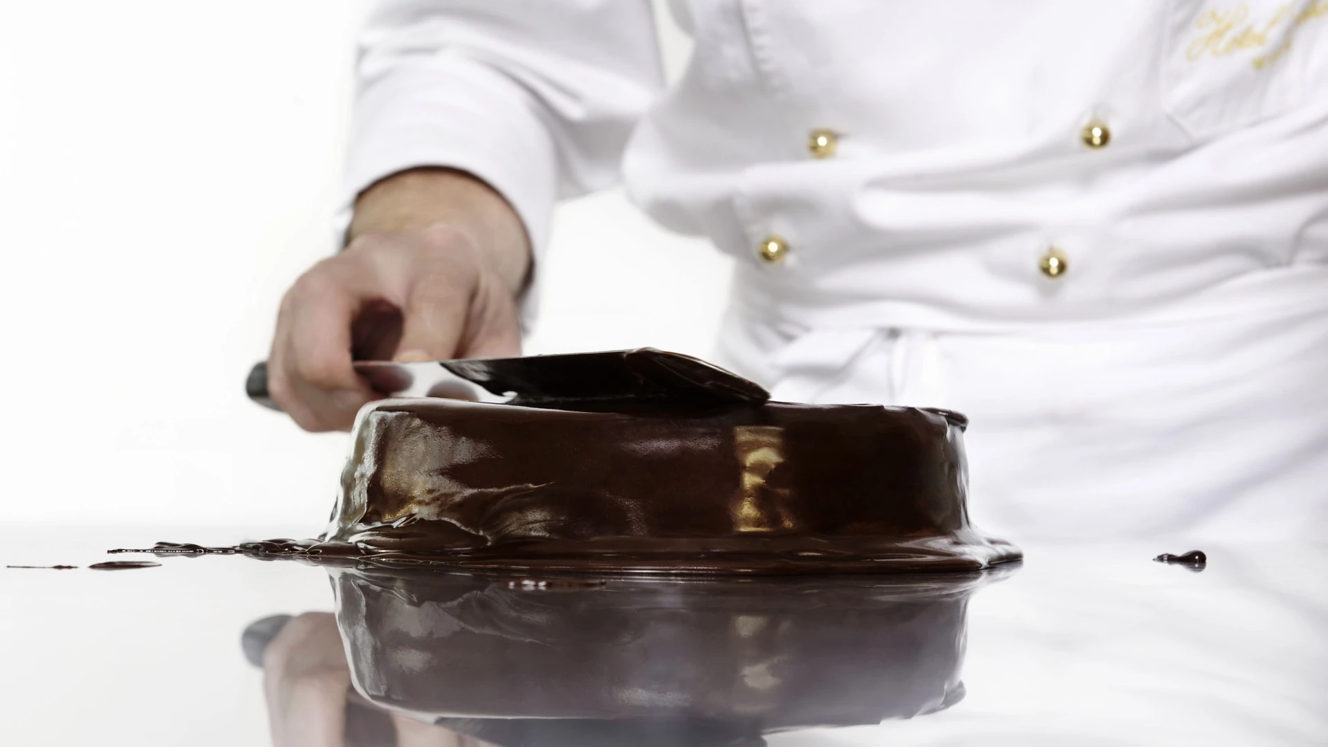 Die Original Sacher-Torte wird mit feinster Schokolade überzogen