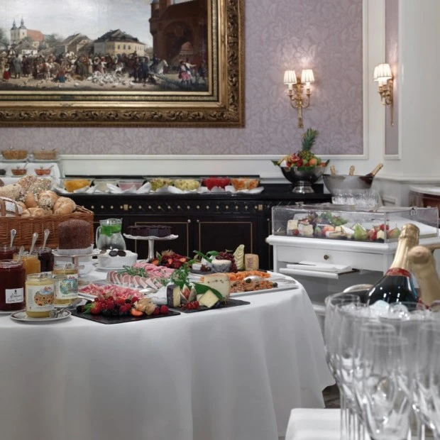 Ein opulent gedecktes Frühstücksbuffet mit einer Auswahl feinster Spezialitäten: frisches Brot und Gebäck, regionale Marmeladen, Aufschnitt, Lachs, Käsevariationen und Obst