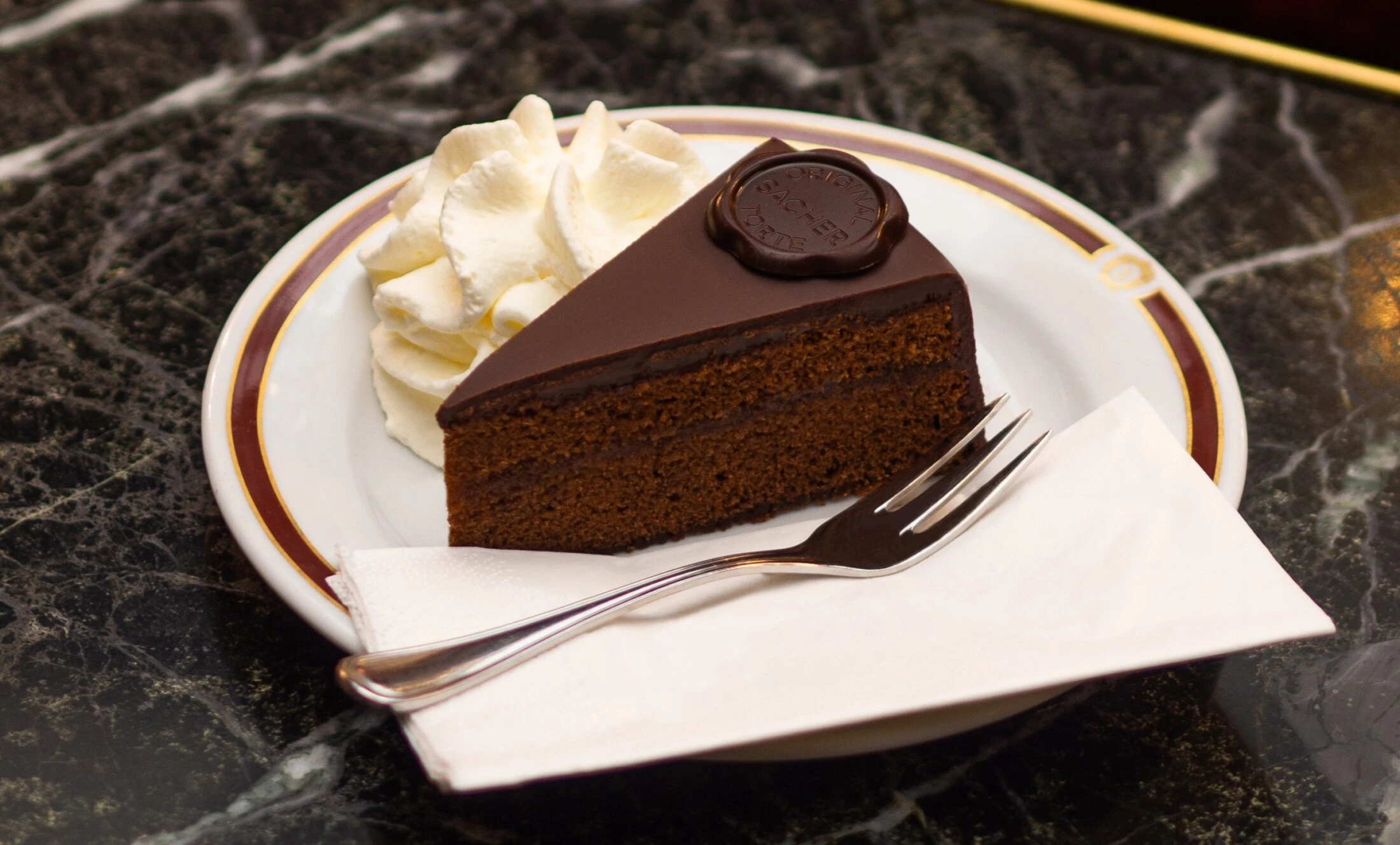 Luxuriöse Sachertorte im berühmten Sacher Café