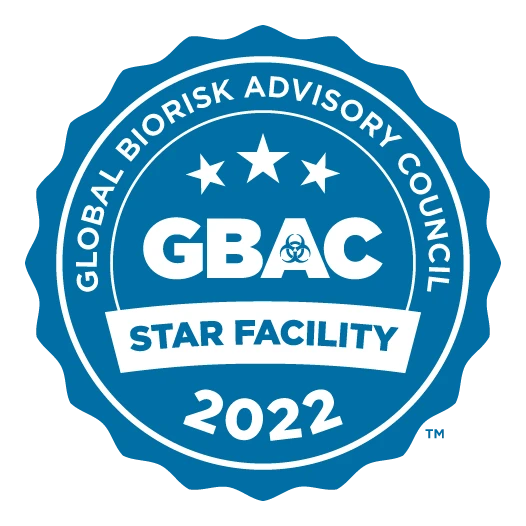 Blaues Qualitätssiegel des Global Biorisk Advisory Council (GBAC) mit drei Sternen und der Aufschrift „Star Facility 2022“, umgeben von einem wellenförmigen Rand.