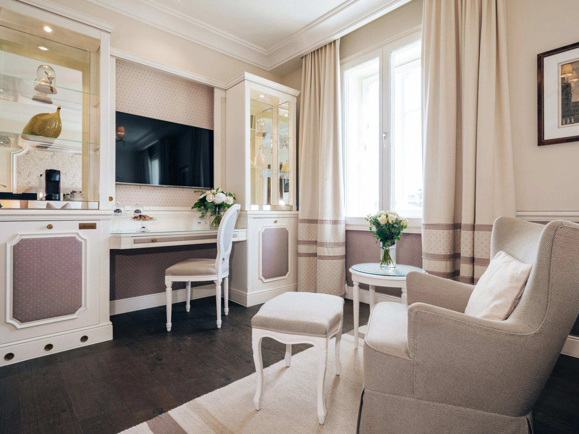 A serene sitting area at Hotel Sacher Salzburg, where soft tones and elegant furnishings create a refined retreat.