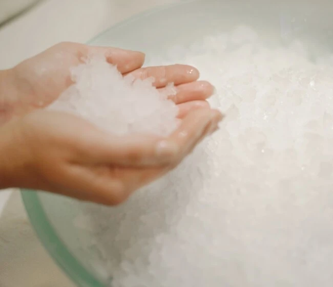 Hotel Sacher Wien, Eis © Hotel Sacher two hands holding ice for a body treatment