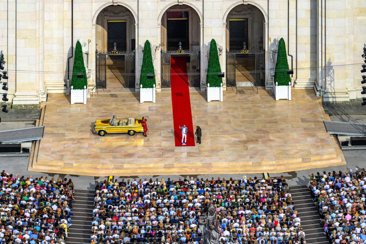 Jedermann play at the Domplatz from above
