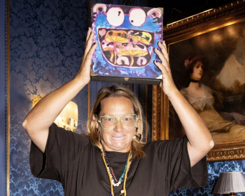 Artist Katherine Bernhardt smiling and holding the Limited Edition 2025 Sacher-Torte box